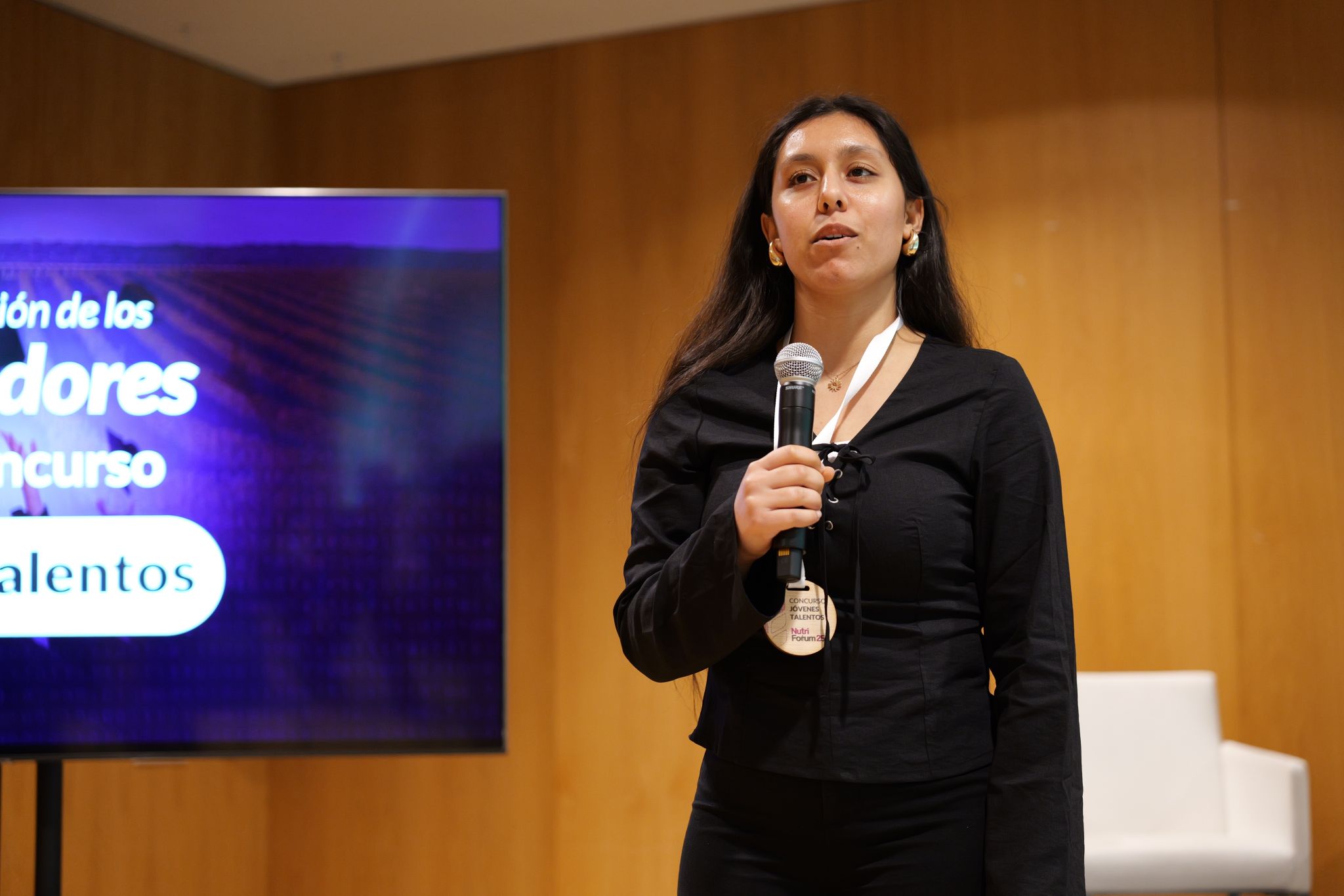 La estudiante del CIHEAM Zaragoza Nesrine Guesmi recibe el premio “Jóvenes Talentos” en nutriForum 2025