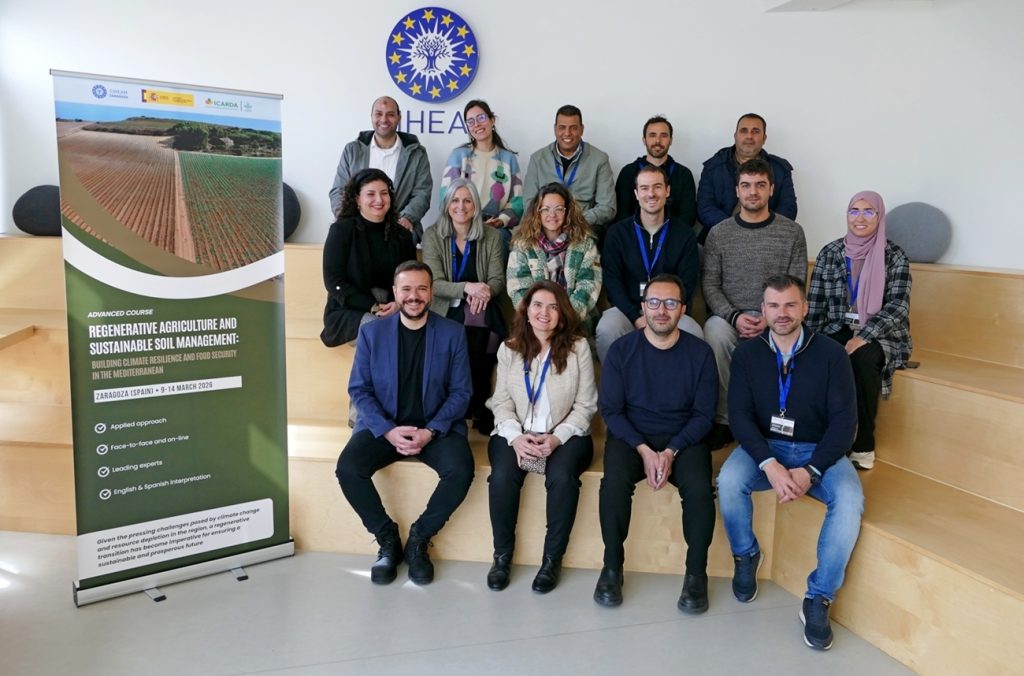 Foto de grupo durante el curso avanzado de agricultura regenerativa celebrado en el CIHEAM Zaragoza y organizado en colaboración con el Ministerio de Agricultura, Pesca y Alimentación (MAPA) y el ICARDA